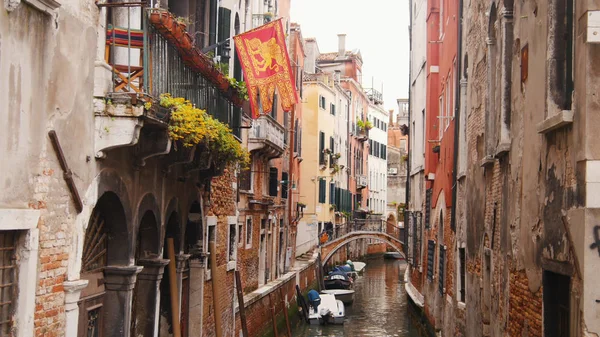 Úzké ulice benátské-průplav s vodou kotvími lodí-praporek, pokud Benátky — Stock fotografie