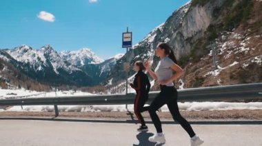 Yolda koşan iki genç kadın - Dolomites, İtalya