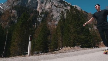 Yolda kaykay alabilen genç bir adam - Dolomites, İtalya