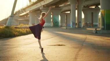 Genç gülümseyen kadın balerin sivri ayakkabı üzerinde duran