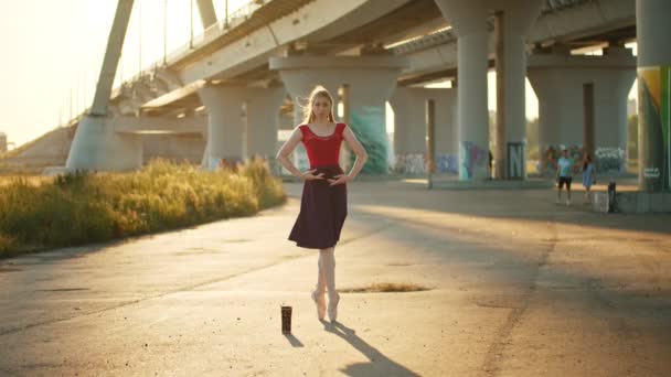 Young woman ballerina standing on the pointe shoes - sunset — Stock Video