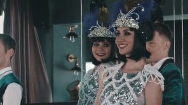 Smokin ve lüks elbise dans şık gençler ve kulüp çiftler halinde eğlenmek