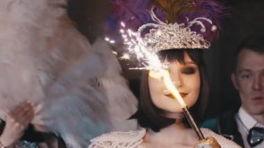 Lüks elbiseli şık genç kadın katta dans - Arka planda smokin dans erkekler.