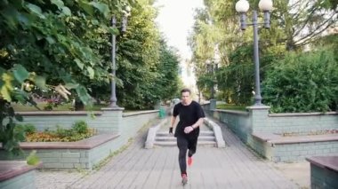 Akrobatik adam parkta çalışan ve bir flip performans