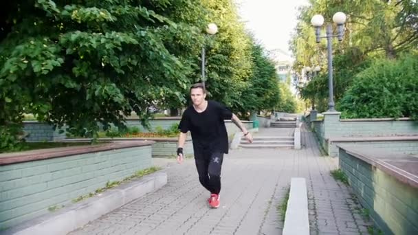 Acrobatische man rennen in het Park en het uitvoeren van een flip in het Park — Stockvideo