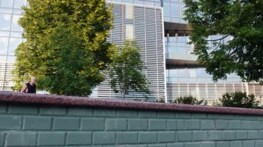 Akrobatik adam yukarı çalışan ve bir standdan diğerine atlama