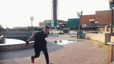 Akrobatik adam kadar çalışan ve parkour hileler ile engelleri aşmak