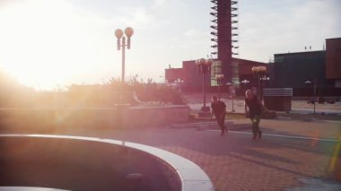 İki akrobatik adam yukarı çalışan ve engellerin üzerinden atlamak