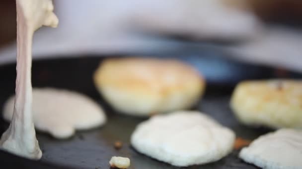 Seseorang membuat pancake di panci tua dari adonan tebal — Stok Video