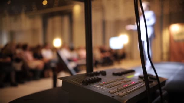 Una conferencia de negocios en el gran salón de lujo - equipo de grabación de sonido — Vídeo de stock