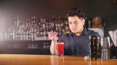 Genç profesyonel barmen camı içine nane koymak
