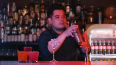 Genç profesyonel barmen profesyonel shaker bar hileler gerçekleştirir