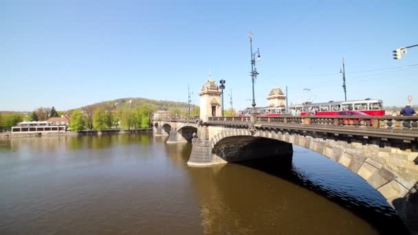 川を通る橋。橋の上に交通機関がある. — ストック動画