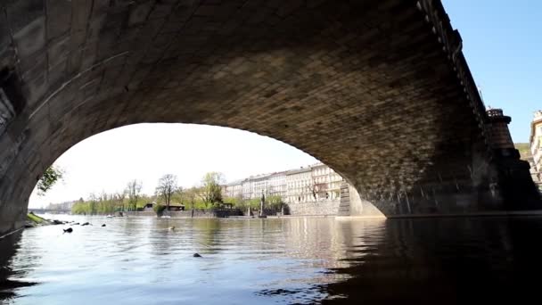 Blick auf den Fluss unter der Brücke in der tschechischen Stadt — Stockvideo