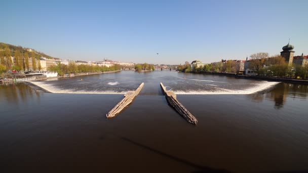 Вид на небольшой водопад на реке между улицами чешского города — стоковое видео