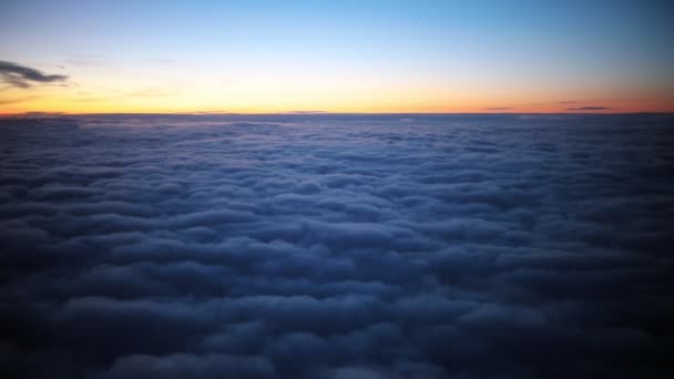 Luftaufnahme des blauen Himmels - Wolken am Sonnenuntergang — Stockvideo