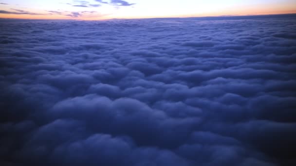 Légifotó a gyönyörű kék felhők alatt a naplementekor — Stock videók