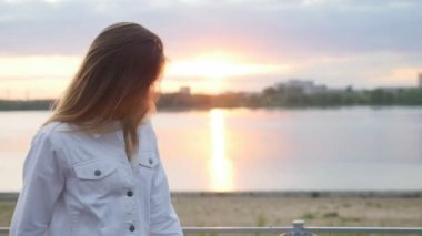 Sahile yakın sahilde patenlere binen genç bir kız.