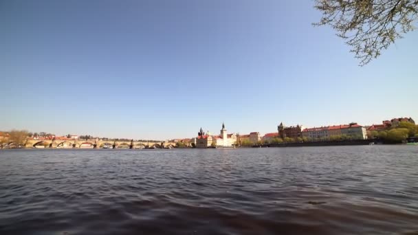 Blick auf den Fluss in der tschechischen Stadt an einem sonnigen Tag — Stockvideo