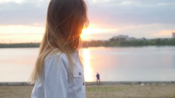 En blyg tonårs flicka som går på vattnet nära stranden — Stockvideo