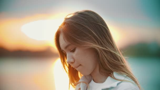 Una adolescente de color marrón claro mirando hacia abajo - puesta de sol — Vídeos de Stock