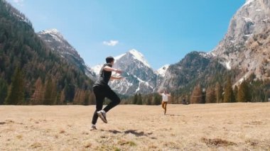 Futbol oynayan iki genç çekici erkek - bir adam bacağıyla topu geri tekme çalışır - başarısız