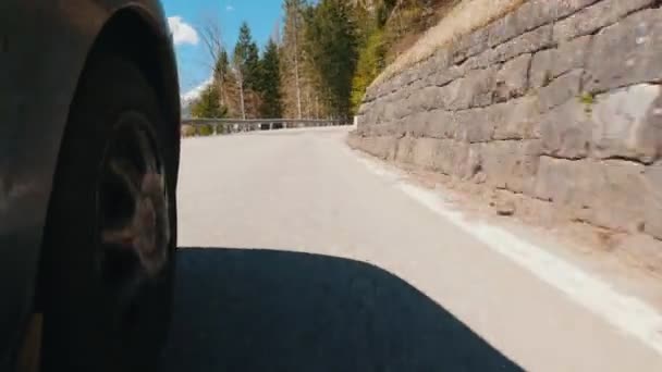 Montar um carro - roda de carro - estrada estreita - conceito de viagem — Vídeo de Stock