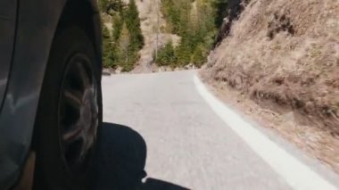 Bir araba sürme - araba tekerleği - yol işaretleri - seyahat kavramı