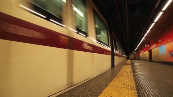 Underground subway station. Electric train passes by. — Stock Video