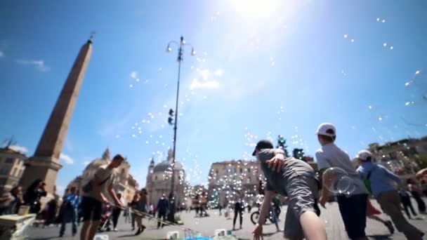 19-04-2019 ROMA, ITALIA: Un uomo fa le bolle di sapone nella piazza della città — Video Stock