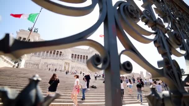 19-04-2019 ROMA, ITALIA: Vista del histórico edificio blanco a través de una valla metálica con motivos — Vídeo de stock