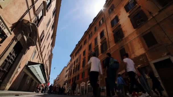 19-04-2019 ROMA, ITALIA: Calle peatonal llena de gente caminando - Viendo la vida — Vídeo de stock