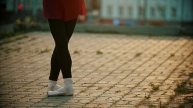 Genç kadın balerin çatıda dans - onu tiptoes eğitim - gün batımı