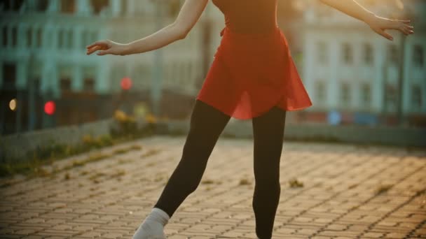 Bailarina joven bailando en el techo - caminando de puntillas - puesta de sol — Vídeos de Stock