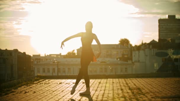 年轻优雅的女子芭蕾舞女郎在屋顶上跳舞 - 日落 — 图库视频影像