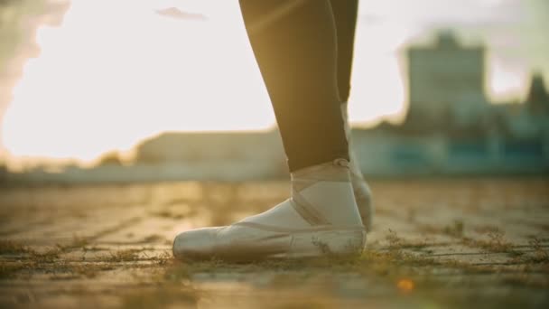 Πόδια της νεαρής γυναίκα μπαλαρίνα περπάτημα στην ταράτσα-ηλιοβασίλεμα — Αρχείο Βίντεο