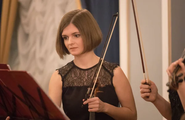 Una violinista joven sosteniendo un arco - un concierto —  Fotos de Stock