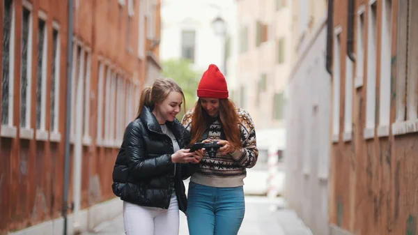 Due giovani donne che camminano per le stradine di Venezia e guardano la macchina fotografica — Foto Stock