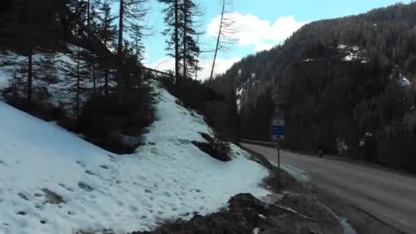 Пустая дорога, окруженная лесом и горами - Доломиты, Италия — стоковое видео