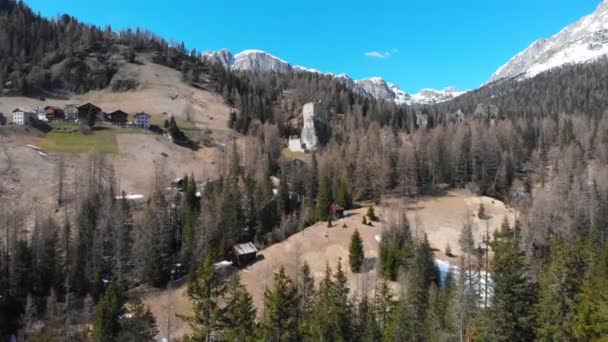 Un paisaje de pequeños edificios en las colinas - bosque y montañas - Dolomitas, Italia — Vídeo de stock