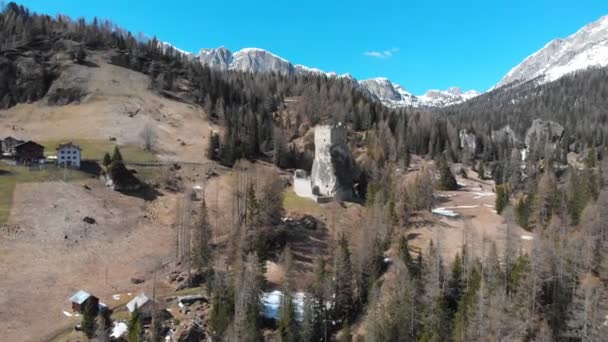 Krajina v kopcích a v malých budovách obklopovala les a hory-Dolomity, Itálie — Stock video