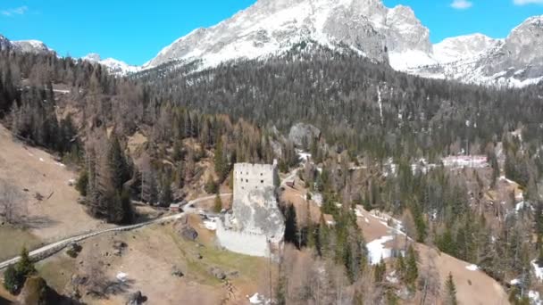 Un paisaje de colinas, bosques y montañas - Dolomitas, Italia — Vídeo de stock