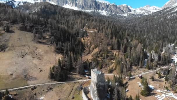 Un antiguo castillo Castello di Andraz rodeado de bosques y montañas - Dolomitas, Italia — Vídeo de stock