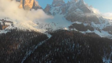 Karlı zirveleri ve yeşil orman ile dağların Nefes kesen manzara - Dolomites, İtalya