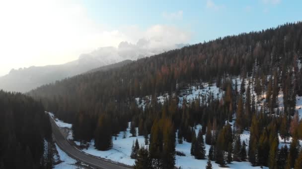 一条被雪林和山脉包围的空路 - 意大利多洛米蒂 — 图库视频影像