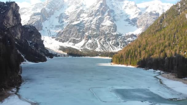 Lago lago di braies congelado cercado por florestas e montanhas nevadas - Dolomites, Itália — Vídeo de Stock