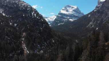 Karlı zirveleri ve yeşil yoğun orman ile dağların bir manzara - Dolomites, İtalya