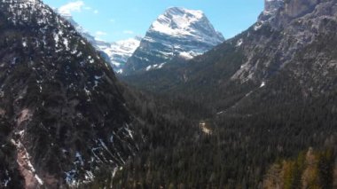 Karlı zirveleri ve koyu yoğun orman ile dağların bir manzara - Dolomites, İtalya