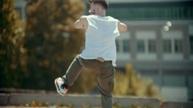 Sokakta dans ve kendini zevk dövmeler ile genç şık heyecanlı adam