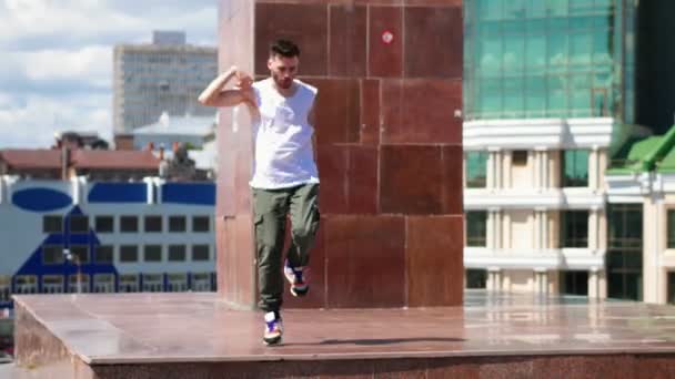 Giovane uomo alla moda freestyle ballare sul tetto — Video Stock